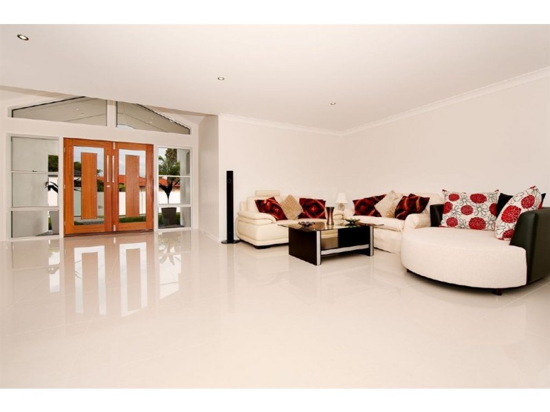 8 Winch Court, Mermaid Waters QLD 4218