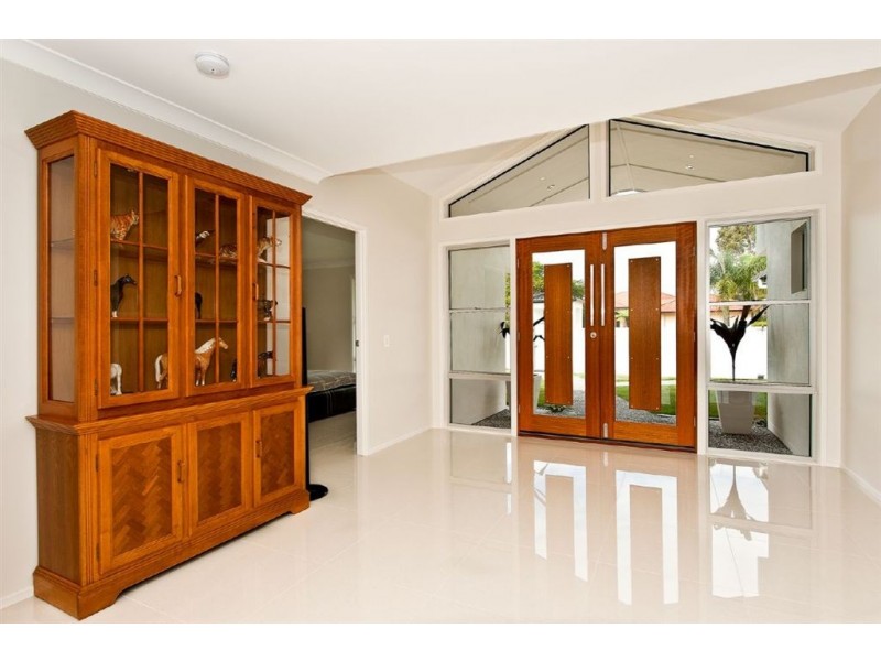 8 Winch Court, Mermaid Waters QLD 4218