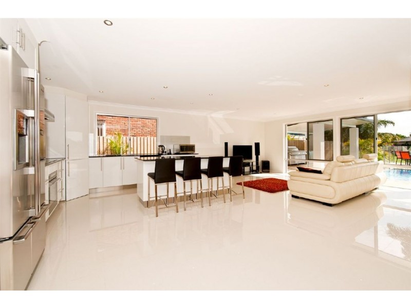 8 Winch Court, Mermaid Waters QLD 4218