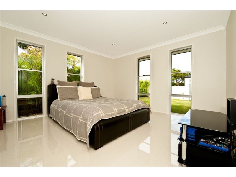 8 Winch Court, Mermaid Waters QLD 4218