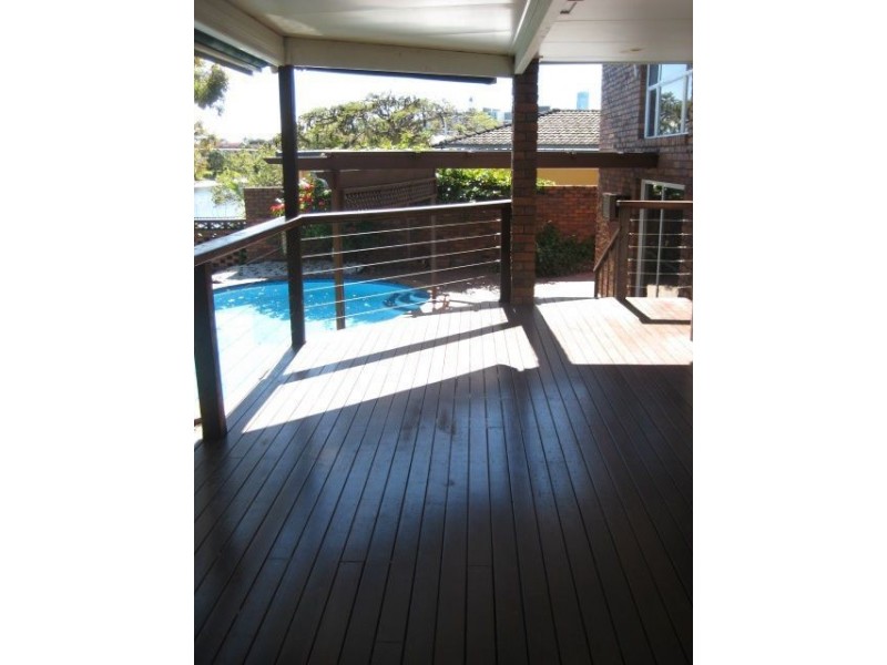11 Lakeland Key, Broadbeach Waters QLD 4218