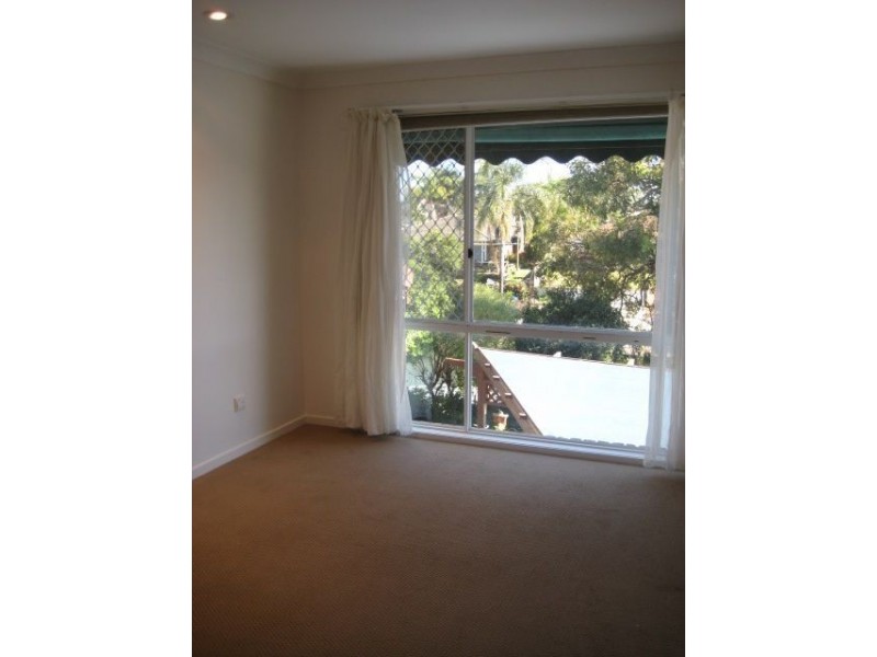 11 Lakeland Key, Broadbeach Waters QLD 4218