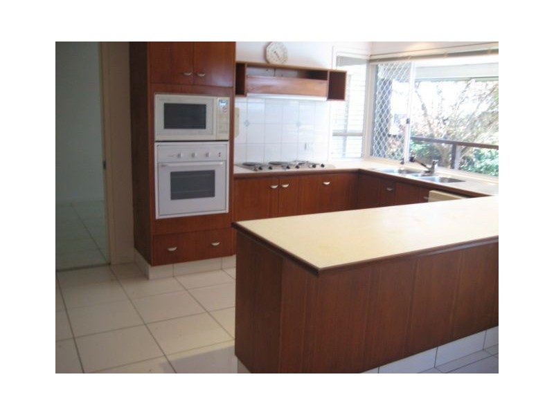 11 Lakeland Key, Broadbeach Waters QLD 4218