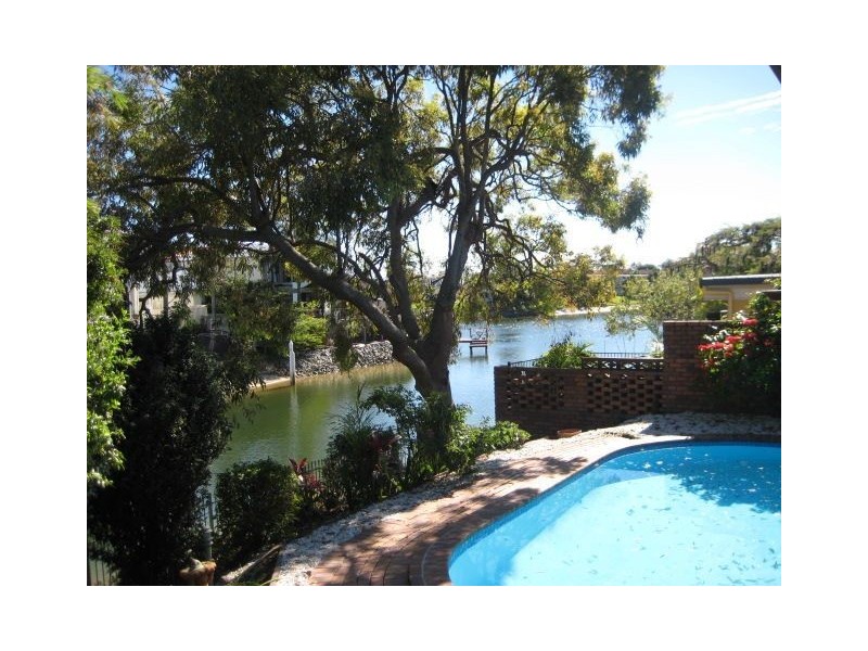 11 Lakeland Key, Broadbeach Waters QLD 4218