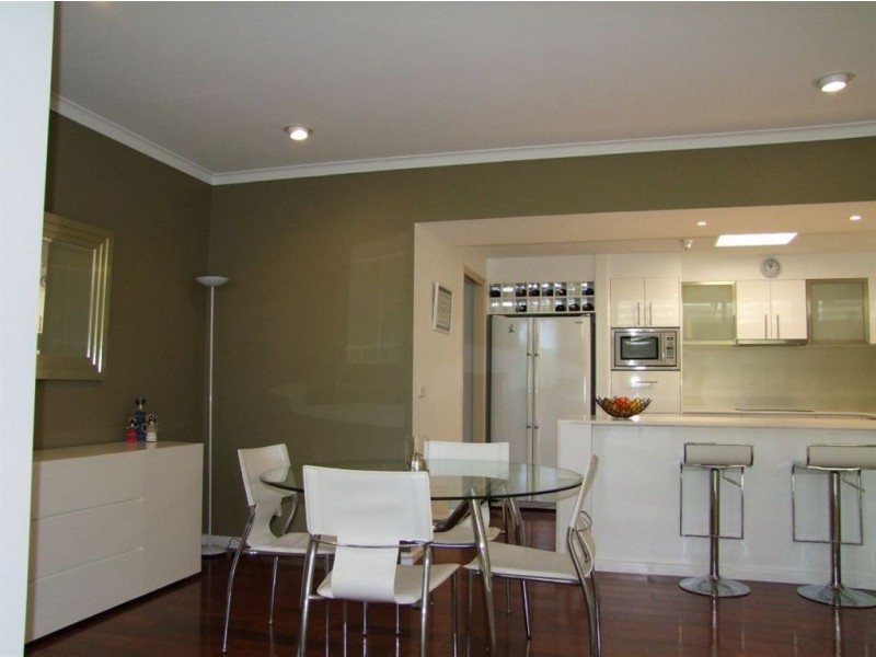 4/125 Santa Cruz Boulevard, Clear Island Waters QLD 4226