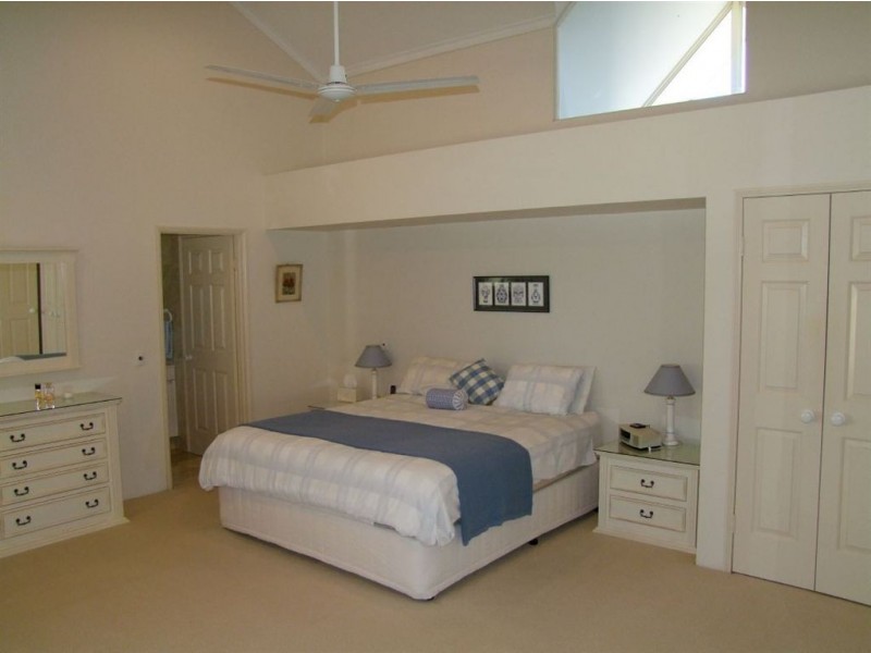 4/125 Santa Cruz Boulevard, Clear Island Waters QLD 4226