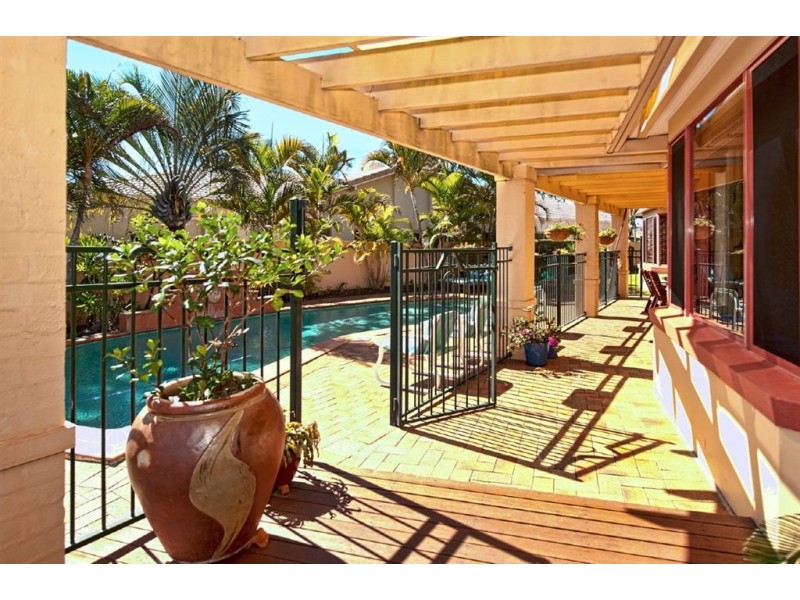 15 Salamander Court, Mermaid Waters QLD 4218