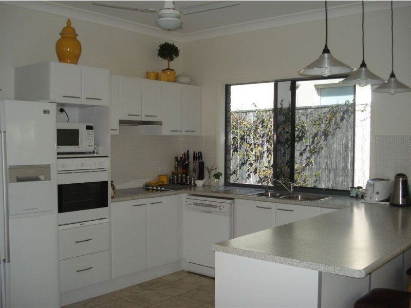 64 Azzurra Drive, Varsity Lakes QLD 4227