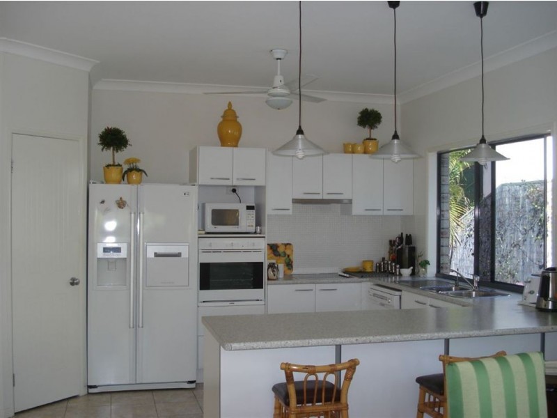 64 Azzurra Drive, Varsity Lakes QLD 4227