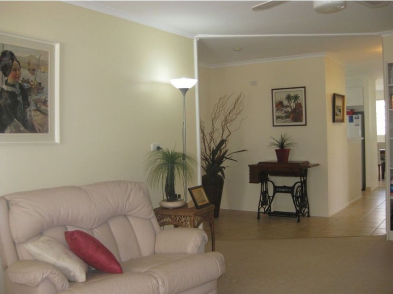 8 Koomooloo Court, Mermaid Waters QLD 4218