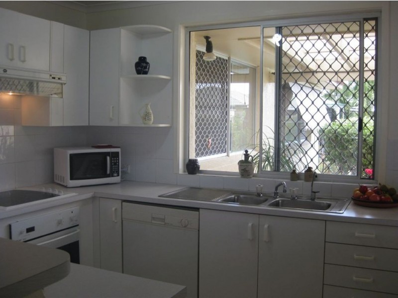 8 Koomooloo Court, Mermaid Waters QLD 4218