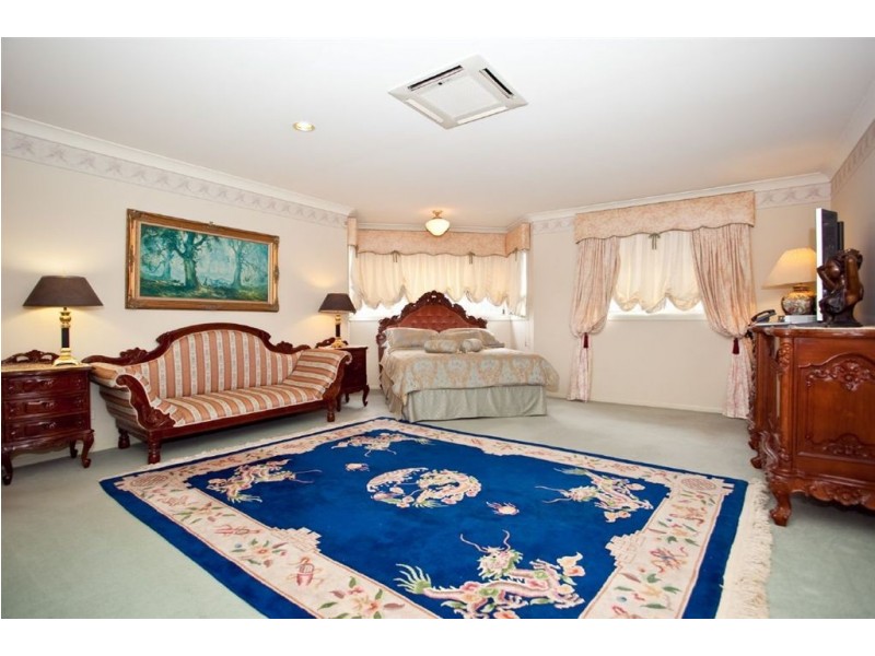 120 Santa Cruz Boulevard, Clear Island Waters QLD 4226
