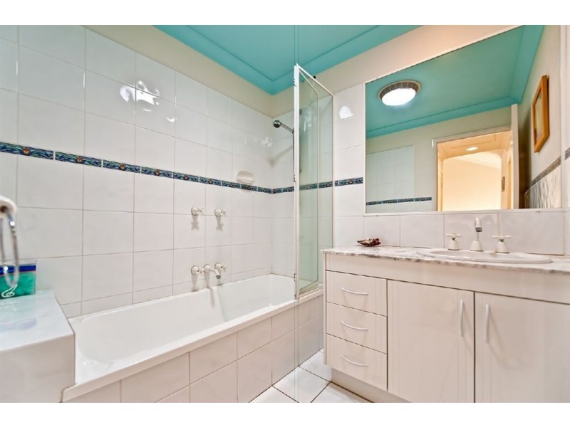 3/125 Santa Cruz Boulevard, Clear Island Waters QLD 4226