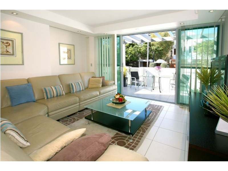 2/238 Hedges Avenue, Mermaid Beach QLD 4218