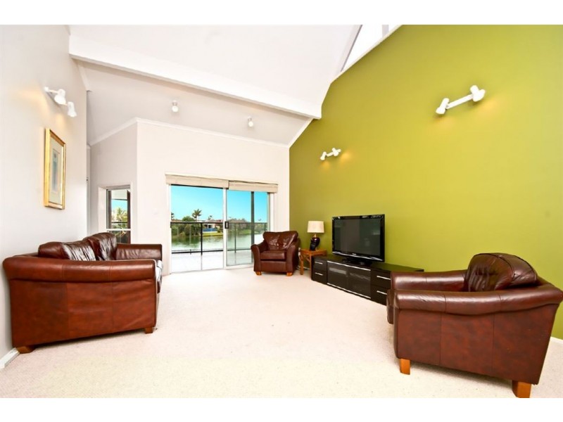 26 Peninsula Court, Mermaid Waters QLD 4218