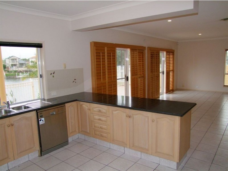 16 Staysail Crescent, Clear Island Waters QLD 4226