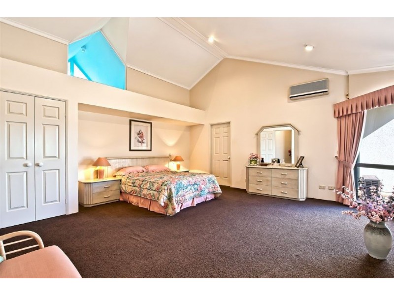 6/125 Santa Cruz Boulevard, Clear Island Waters QLD 4226