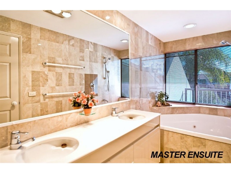 6/125 Santa Cruz Boulevard, Clear Island Waters QLD 4226