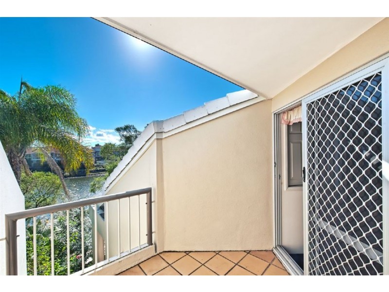 6/125 Santa Cruz Boulevard, Clear Island Waters QLD 4226