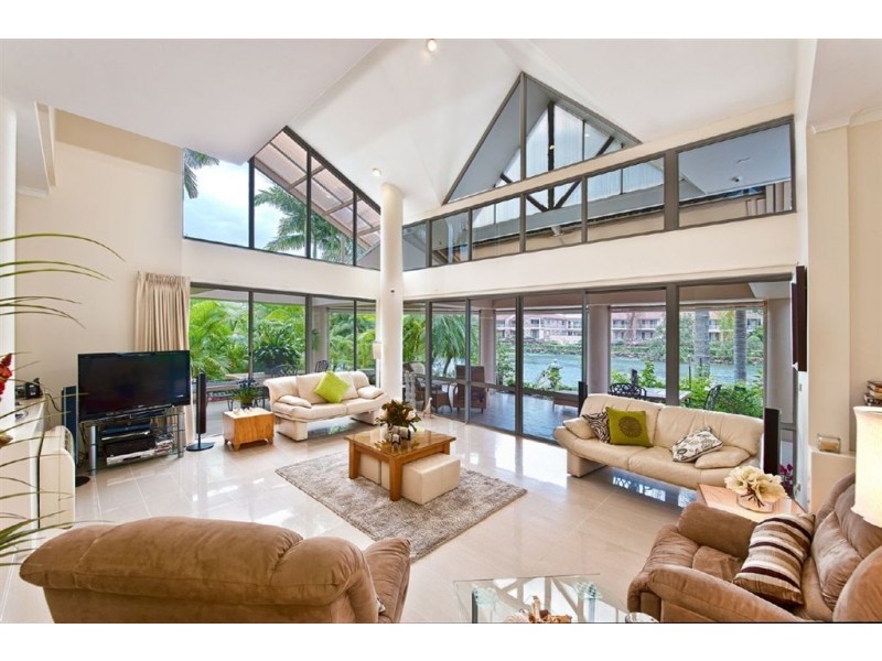 1/125 ‘Carolina’ Santa Cruz Boulevard, Clear Island Waters QLD 4226