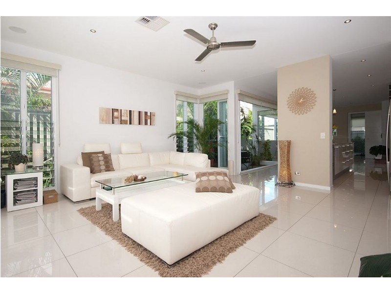 2/4 Cedar Court, Burleigh Heads QLD 4220