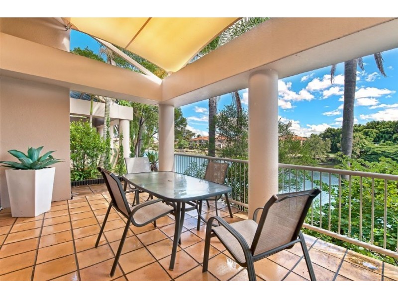 4/125 Santa Cruz Boulevard, Clear Island Waters QLD 4226