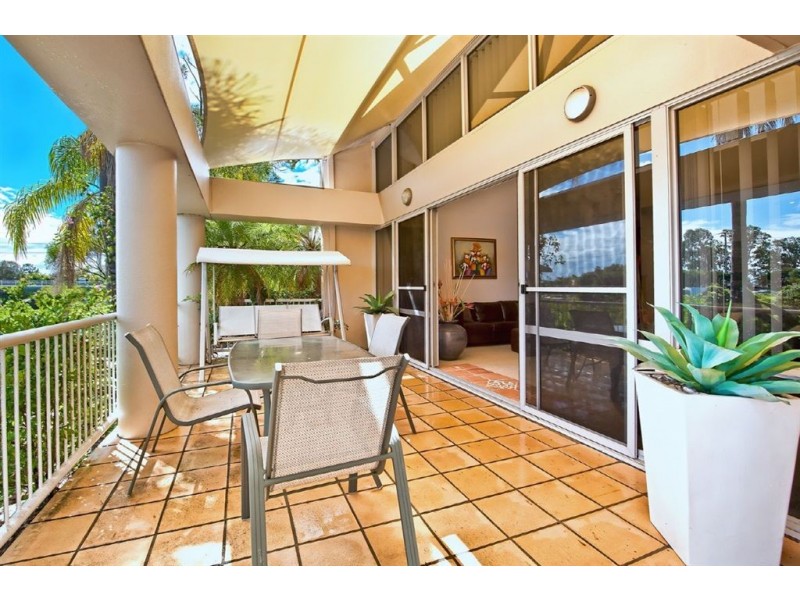 4/125 Santa Cruz Boulevard, Clear Island Waters QLD 4226