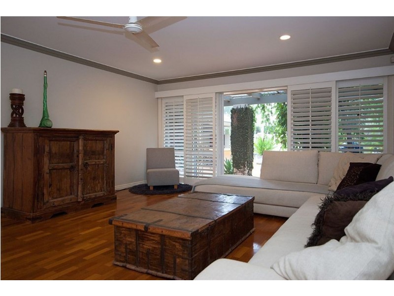 337 Monaco Street, Broadbeach Waters QLD 4218