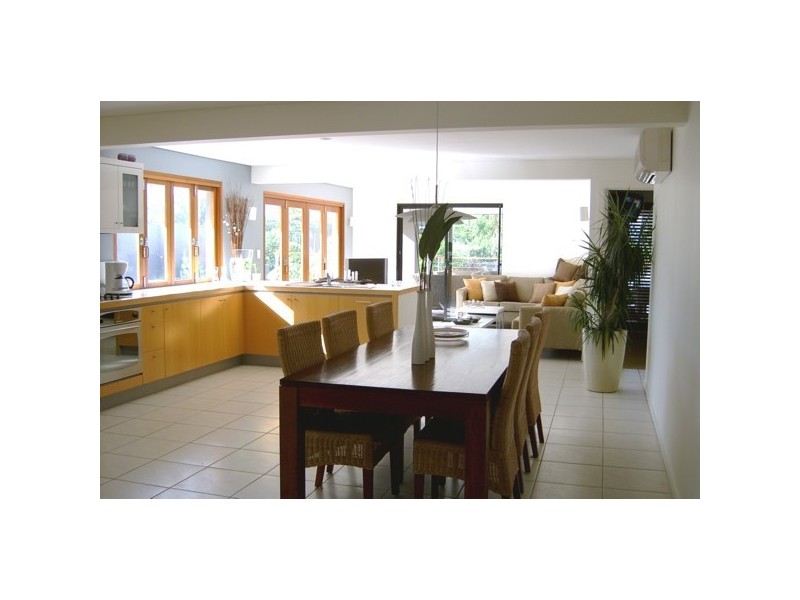 8 Palmetto Court, Broadbeach Waters QLD 4218
