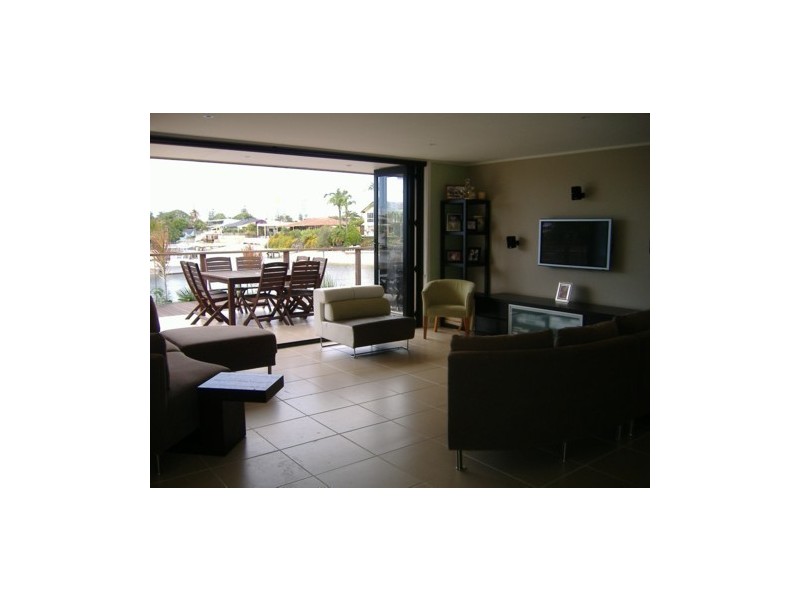 16 Pasadena Court, Broadbeach Waters QLD 4218