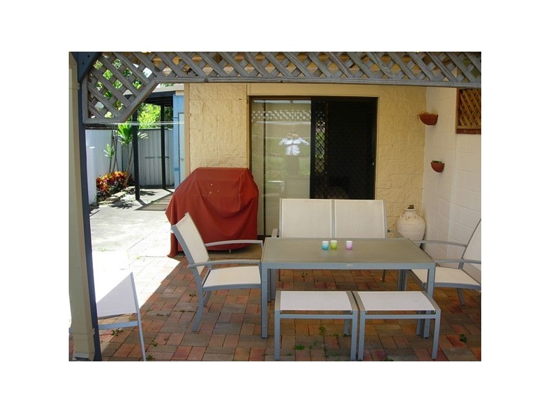 2 Carmel Court, Broadbeach Waters QLD 4218