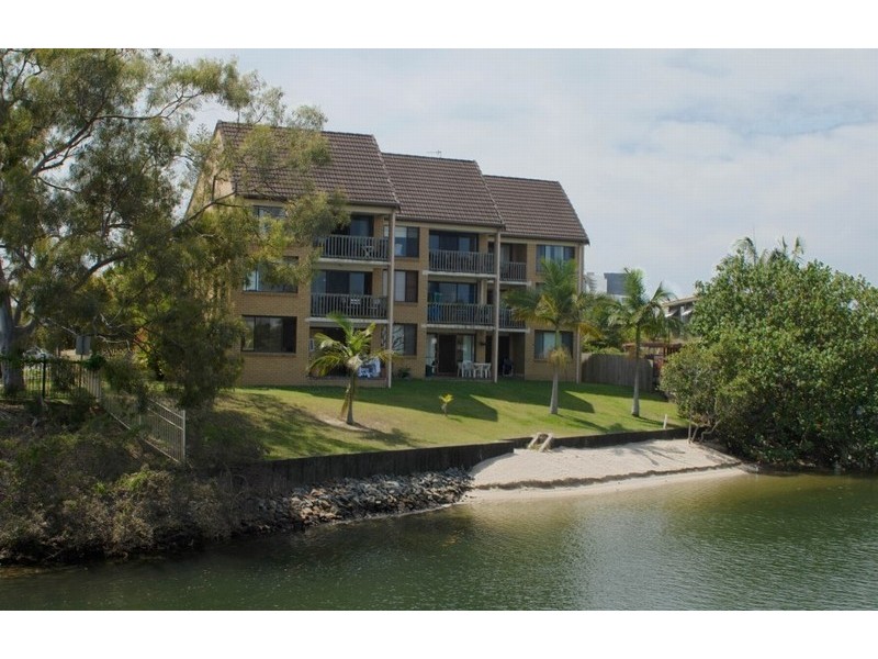 1/18 Sunshine Boulevard, Broadbeach Waters QLD 4218