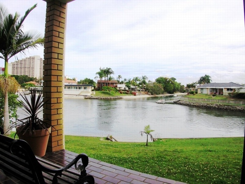 1/18 Sunshine Boulevard, Broadbeach Waters QLD 4218