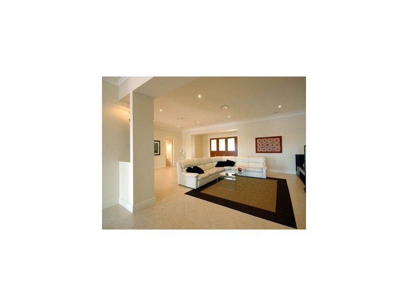 9 Namatjira Court, Broadbeach Waters QLD 4218