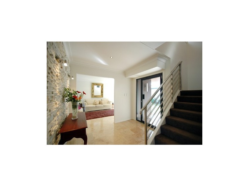 32 Park Avenue, Broadbeach Waters QLD 4218