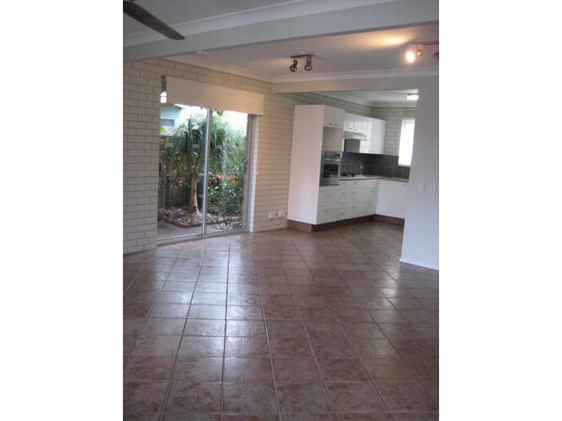 2/13 Orvieto Avenue, Mermaid Waters QLD 4218