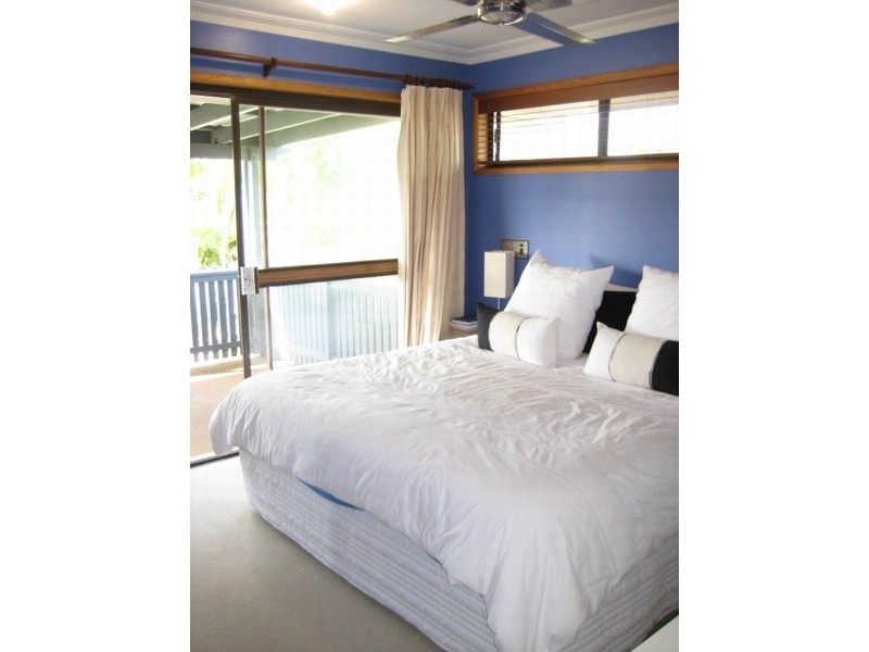 10 Cocos Crescent, Broadbeach Waters QLD 4218