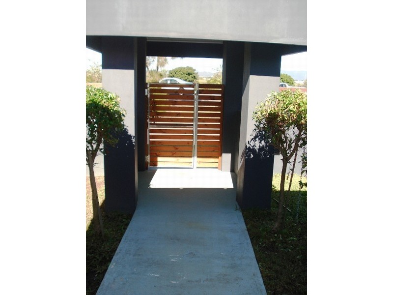 109 Hooker Blvd, Broadbeach Waters QLD 4218