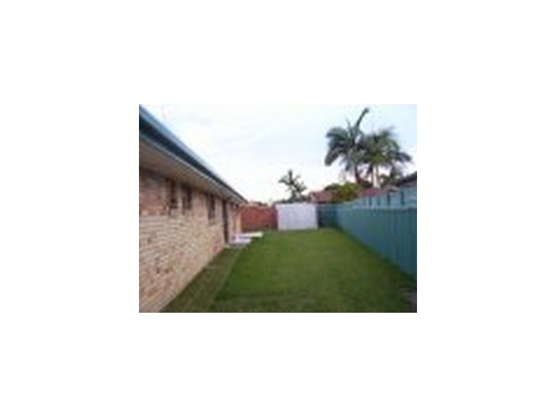 2 Wayfarer Ave, Mermaid Waters QLD 4218