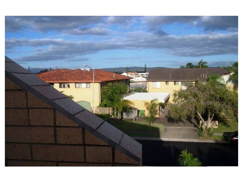 4/1 Angie Court, Mermaid Waters QLD 4218