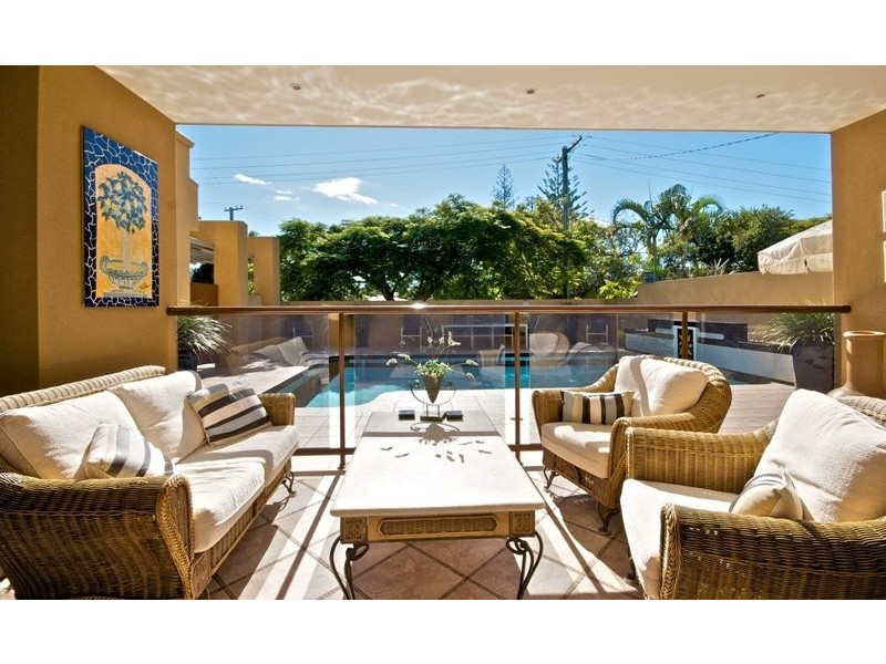 8 Salerno Street, Isle Of Capri QLD 4217