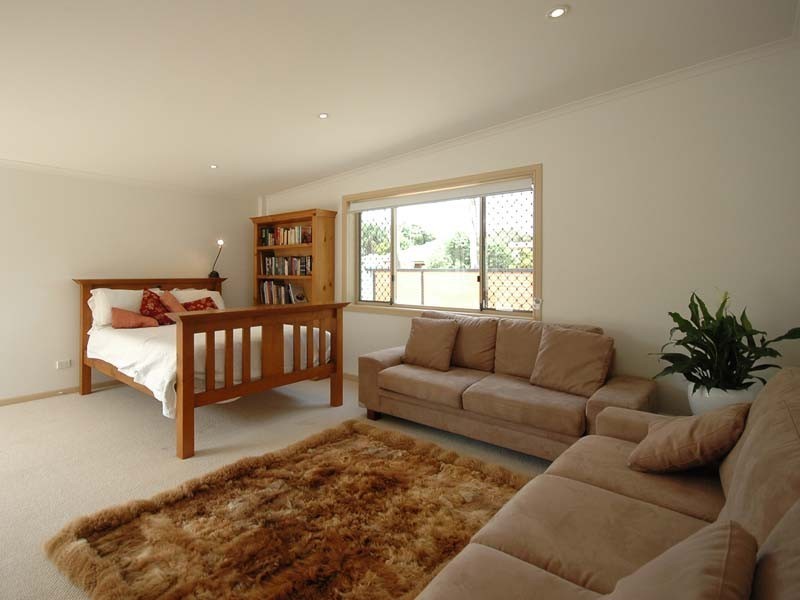 1 Coobowie Street, Broadbeach Waters QLD 4218