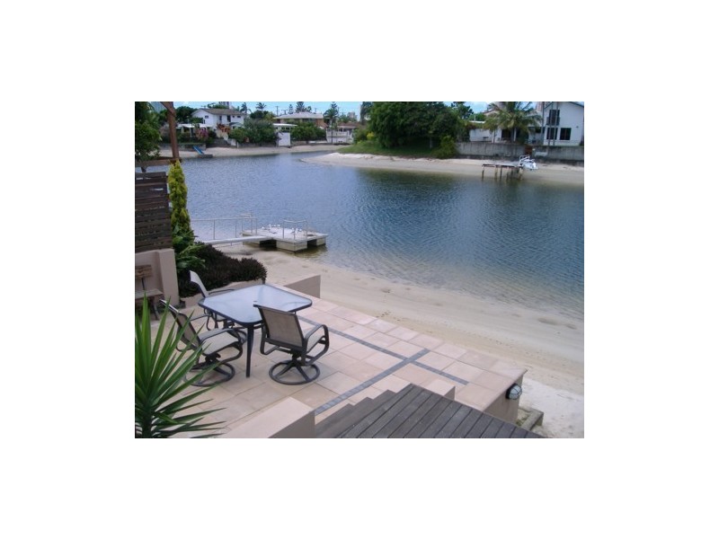 16 Pasadena Court, Broadbeach Waters QLD 4218