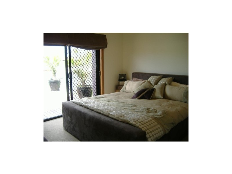 16 Pasadena Court, Broadbeach Waters QLD 4218