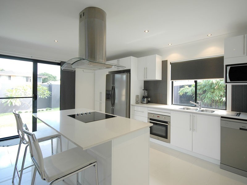 124 Savoy Drive, Broadbeach Waters QLD 4218