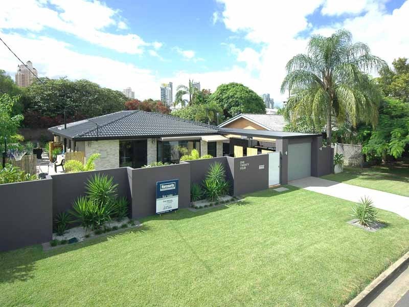 124 Savoy Drive, Broadbeach Waters QLD 4218