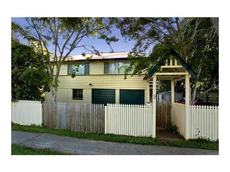 9 Rock Street, Scarborough QLD 4020