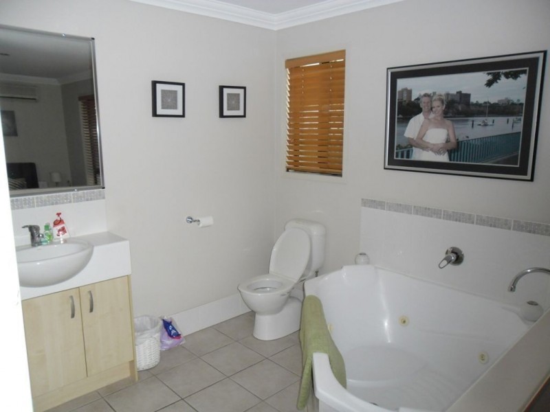 12 Kristen Court, Newport QLD 4020