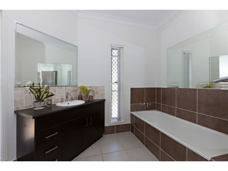 16a Roma Street, Scarborough QLD 4020