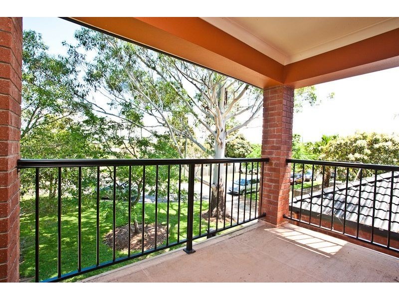 1 Brighton Street, Woody Point QLD 4019